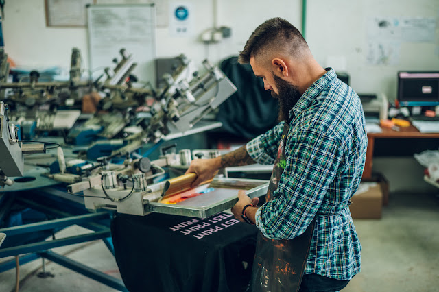 T-shirt screen printing machine