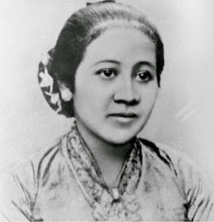  dalam biografinya merupakan seorang pejuang emansipasi perempuan Indonesia Biografi RA Kartini - Pahlawan Pergerakan Nasional