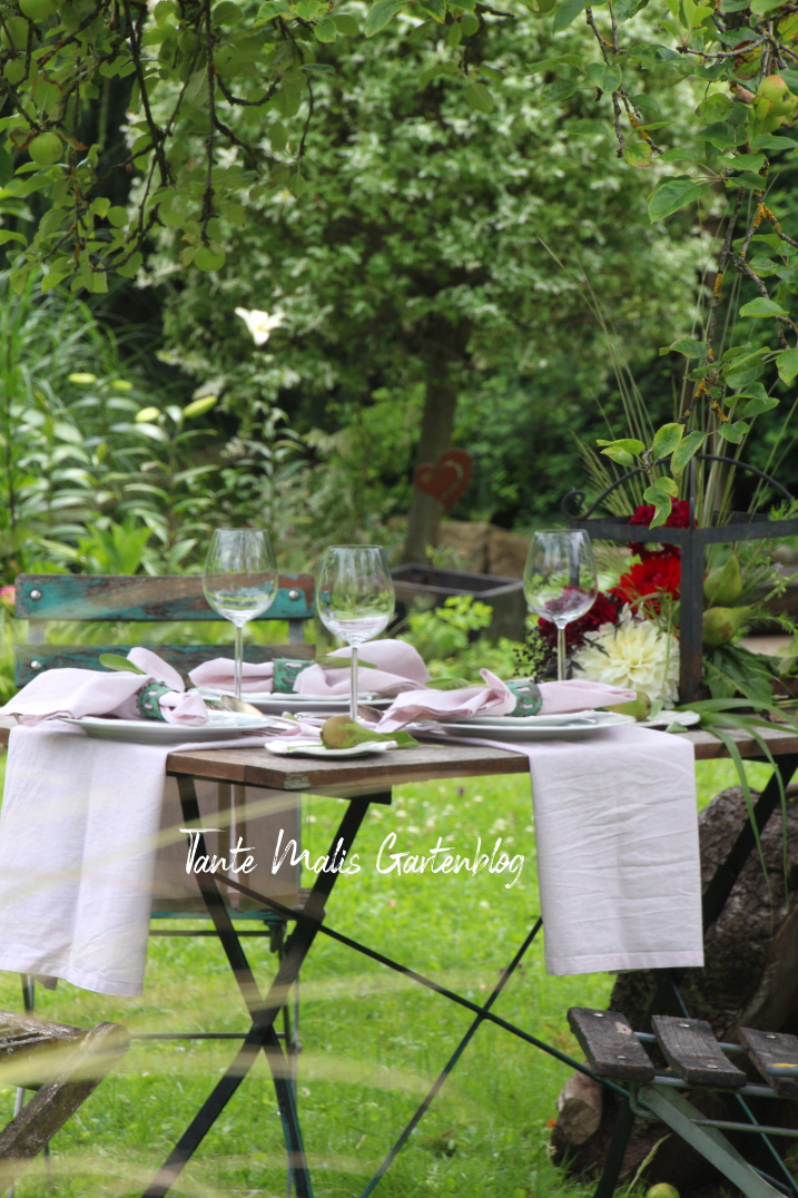 Gedeckter Tisch im Garten Sommer