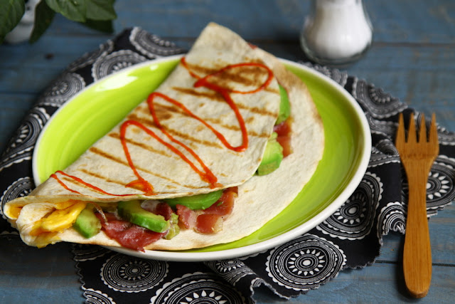 tortilla zapieczona z jajkiem, bekonem i awokado