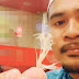 Loya Tergigit Bulu Pelepah Ayam Di Restoran Makanan Segera