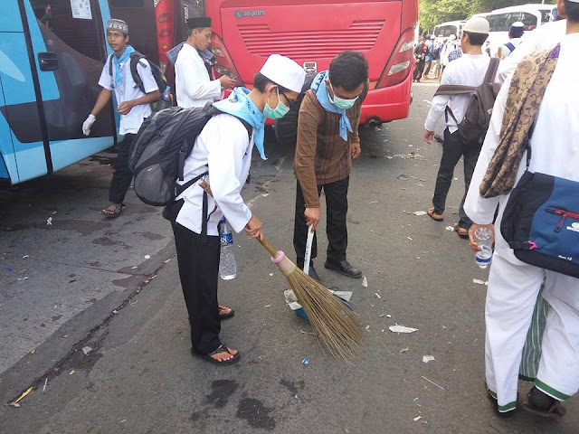 Foto-foto Masa Demo Bersihkan Sampah