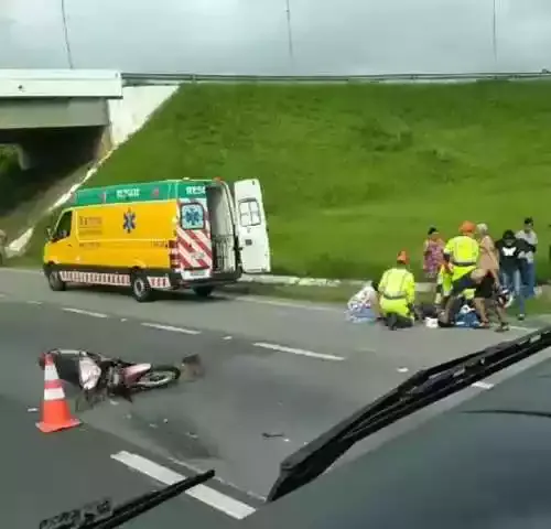 Acidente com moto causa lentidão no trânsito na Régis Bittencourt em Registro-SP