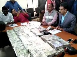 ग्वालियर में क्राइम ब्रांच ने एक कार से दो करोड़ से अधिक की राशि बरामद की है के लिए इमेज नतीजे