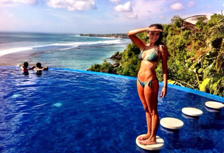Nina Dobrev Berwisata di Bali
