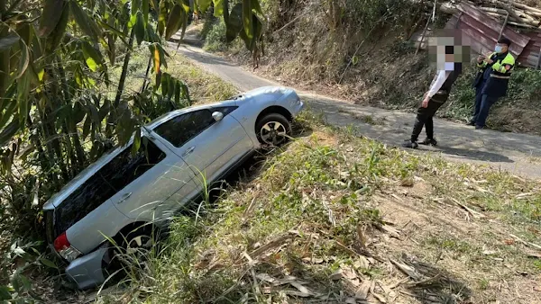 ▲男子於過年期間，開車載著母親及親友到自家位太平區頭汴坑山區農地，疑因不熟悉路況，倒車不慎滑落邊坡的筍田。（記者林明佑翻攝）