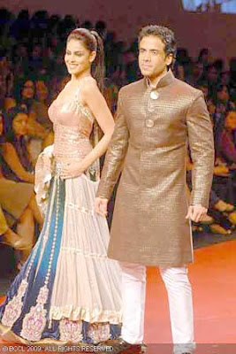 Genelia D'souza and Tusshar Kapoor Manish Malhotra Lakme Fashion Week Fall-Winter 2009 Photos