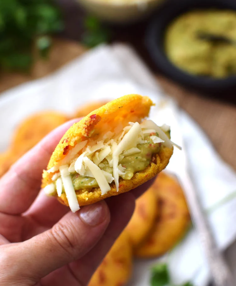 Arepitas de chicharrón rellenas, tamaño bocado para pasapalo