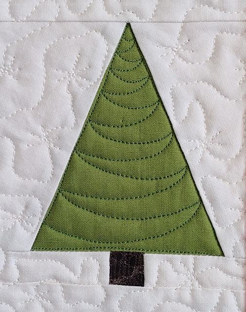 Merry Mini quilt pattern | DevotedQuilter.com