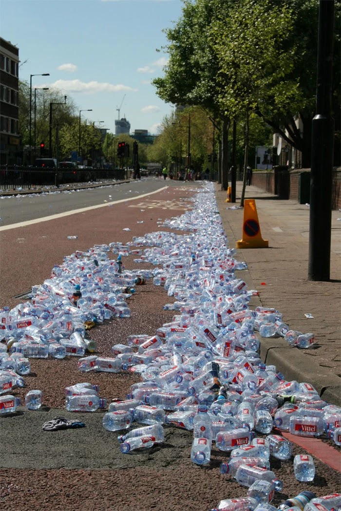 London Marathon Replaced Water Bottles With Biodegradable And Edible Water Pouches