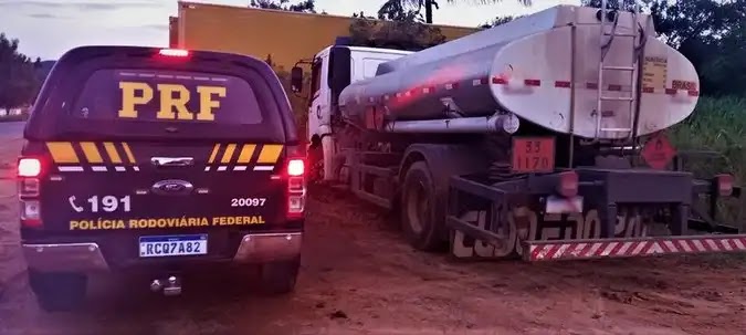 PRF flagra caminhão transportando 10 mil litros de cachaça em tanque exclusivo para combustíveis