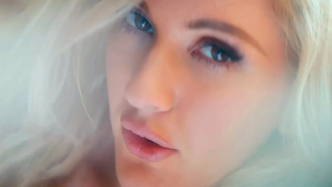 Arti dan Makna Sebenarnya di Balik Terjemahan Lagu Love Me Like You Do dari Ellie Goulding