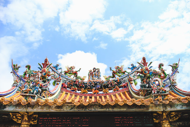 the temple roof is decorated with colorful dragons and figures | Beipu, Taiwan