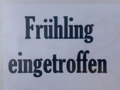 Schriftzug auf Papier: Frühling eingetroffen