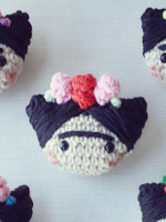 http://www.cosicasraquel.es/2017/10/patron-broche-frida-kahlo-amigurumi.html