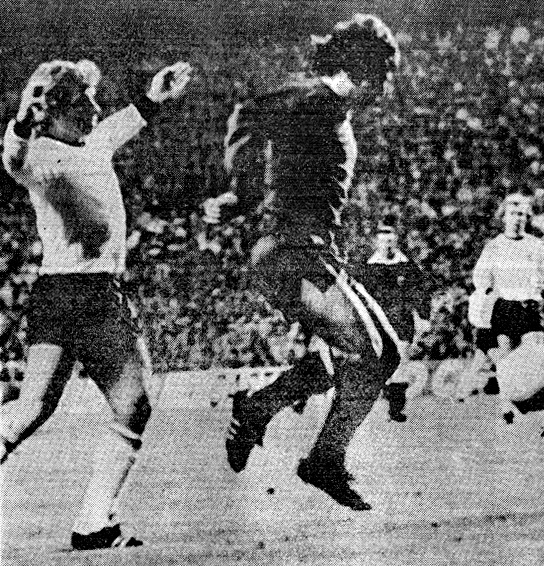 Santillana en acción. SELECCIÓN DE ESPAÑA 1 SELECCIÓN DE ALEMANIA FEDERAL 1. 24/04/1976. V Copa de Europa de Selecciones Nacionales Yugoslavia 1976, cuartos de final, partido de ida. Madrid, España, estadio Vicente Calderón. GOLES: 1-0: 20’, Santillana. 1-1: 60’, Beer.