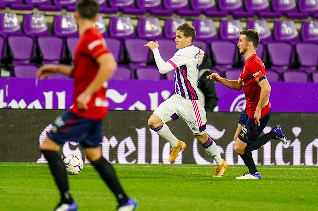 Hervías supera a Oier y profundiza por la banda en la jugada que va a dar lugar al tercer gol vallisoletano. REAL VALLADOLID C. F. 3 CLUB ATLÉTICO OSASUNA 2. 11/12/2020. Campeonato de Liga de 1ª División, jornada 13. Valladolid, estadio José Zorrilla.