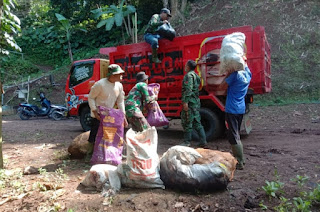 Pastikan Citarum Bersih Dari Sampah, Satgas Citarum Harum Sektor 11 Sub Sektor Lima Gelar Patroli Sungai dan Angkut Sampah di Aliran Sungai