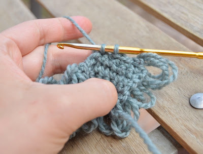 How to make a loop stitch - crochet tutorial by Lilla Bjorn