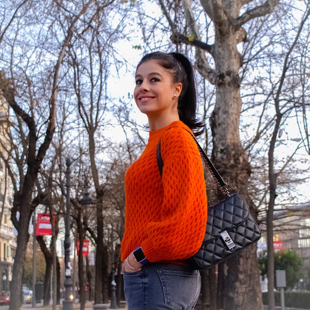 LOOK INVIERNO, Jersey naranja, vaqueros skinny, zapatos serpiente