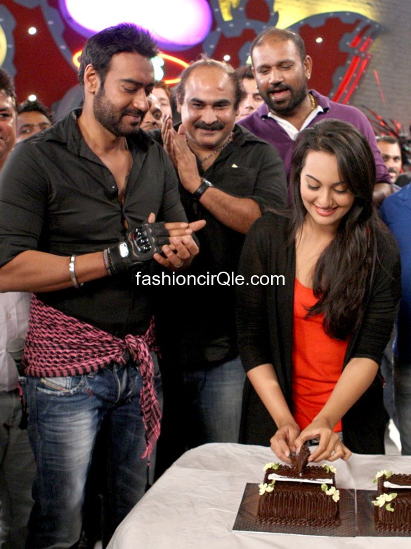  -  Sonakshi Sinha celebrates bday twice - ajay devgan on set of son of sardar