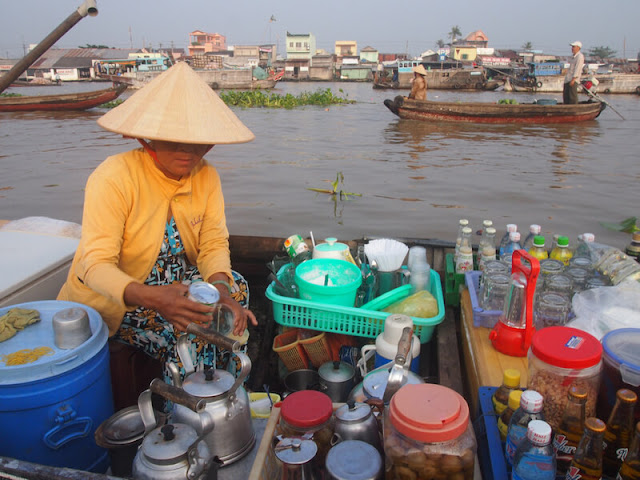 Chợ nổi là một trong những hình thức buôn bán nổi bật của người dân miền Tây. Không chỉ là nơi kiếm "miếng cơm manh áo" của người dân mà đây còn là nét một đẹp văn hóa, là điểm đến hấp dẫn du khách.