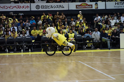 サンロッカーズ渋谷のサンディーが自転車で水平乗りしている