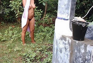 Indian Aunty Outdoor Nude Bathing Photos