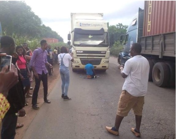 Muslim driver parks truck in the middle of Ore-Ijebu highway to pray, causes major gridlock [PHOTO]