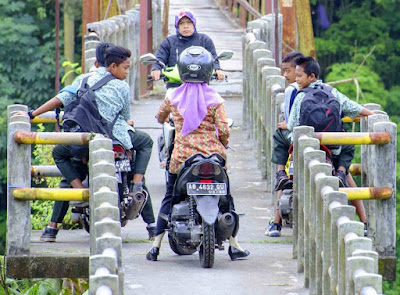 Aksi Emak-emak 'Duel' di Jembatan Ini Bikin Ngakak Campur Greget