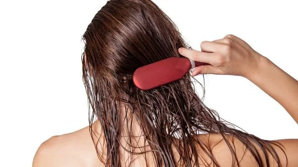 الخطوة الأساسية التالية في روتين الغسيل الخاص بك هي التكييف. يساعد تكييف شعرك على فك تشابك الجلد وإغلاقه وتوفير الرطوبة