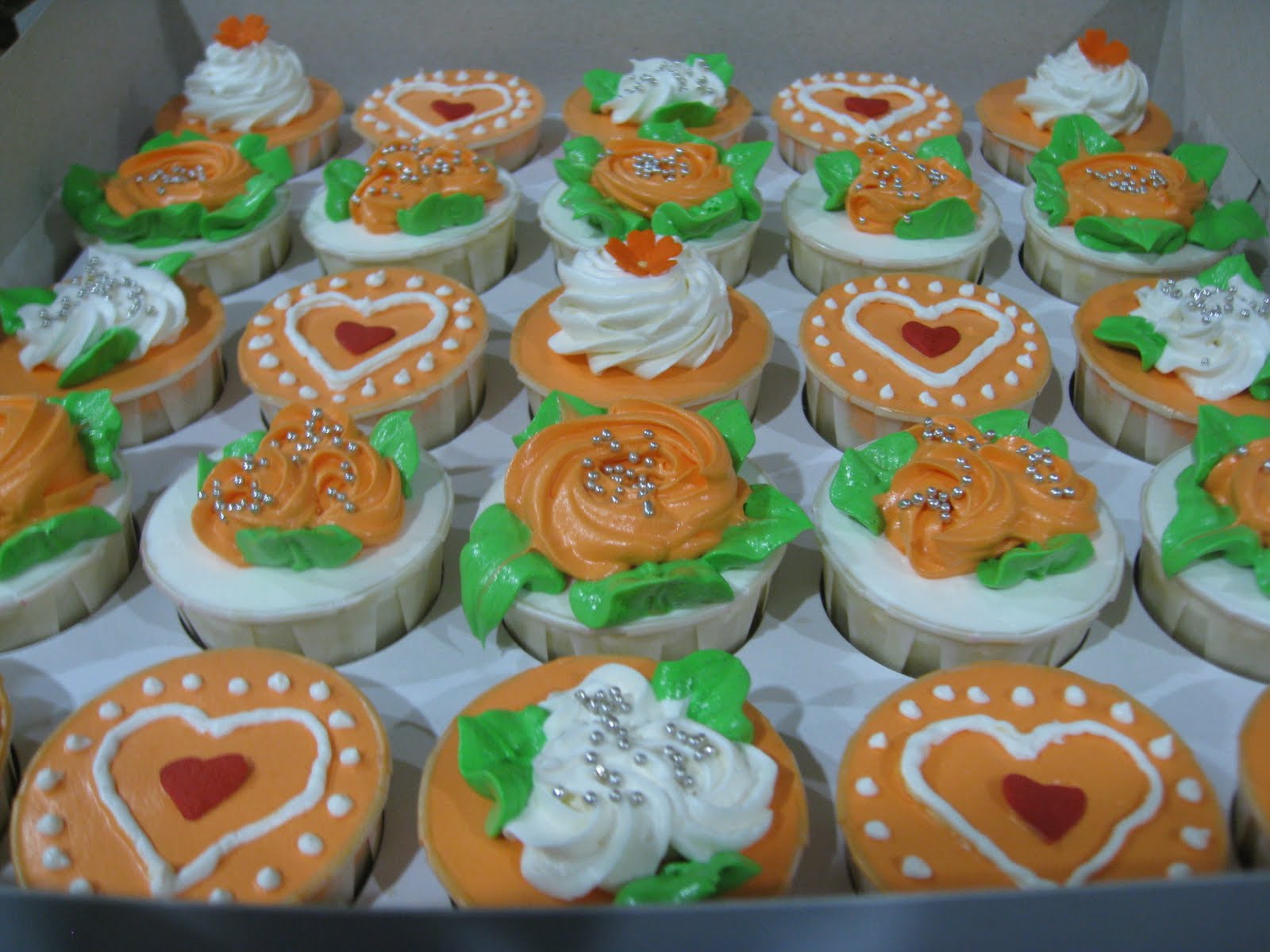 .: Cupcake Tema Oren Dan Putih