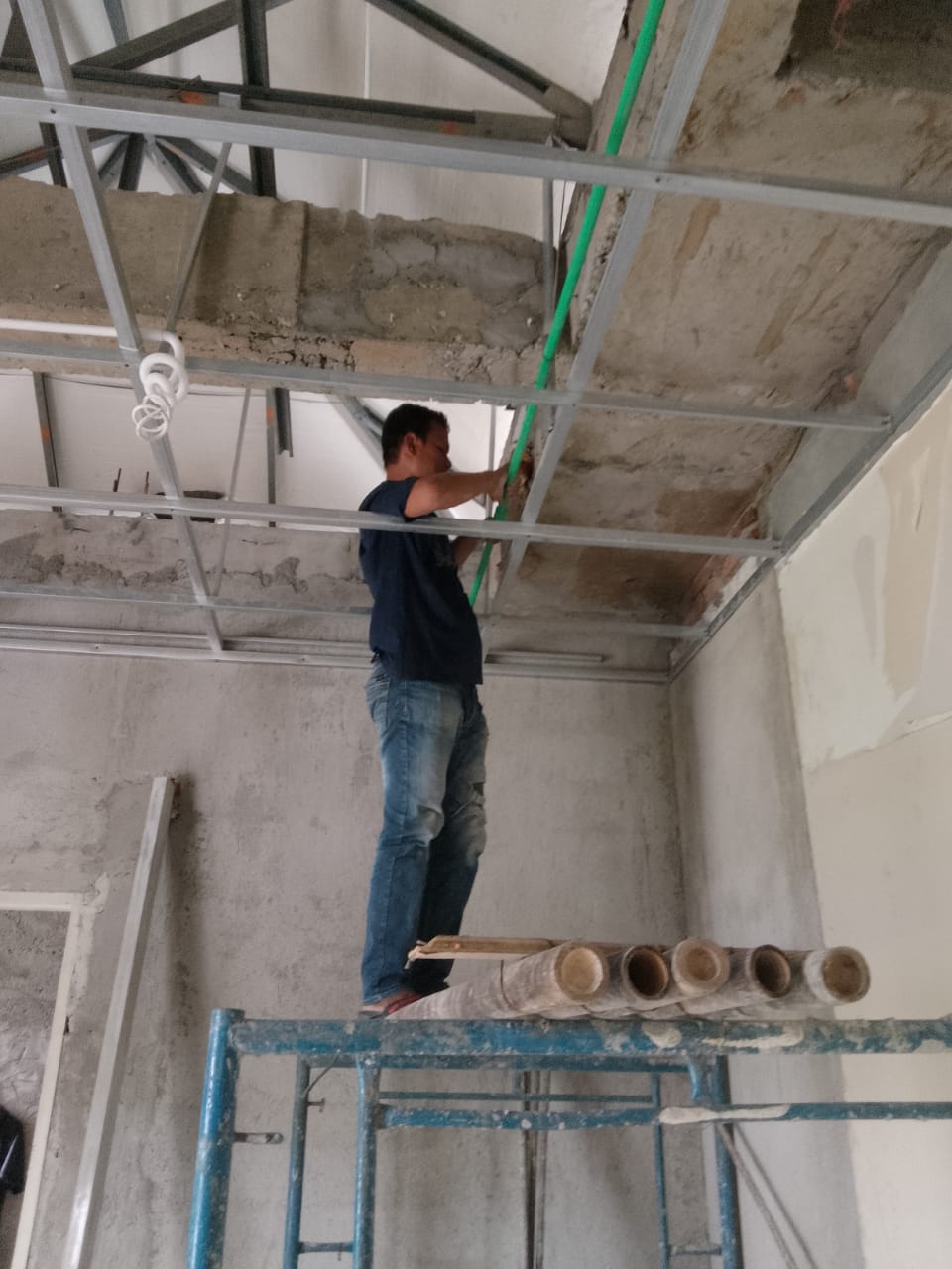 jasa pipa ppr ciamis instalasi air panas Tukang pipa PPR Ciamis sedang menyambung pipa dengan mesin pemanas