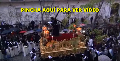 VÍDEO: SENTENCIA Y SEÑOR DE LA SALUD SE REFUGIAN DE LA LLUVIA ENTRE APLAUSOS (MADRUGÁ, SEVILLA 2013)