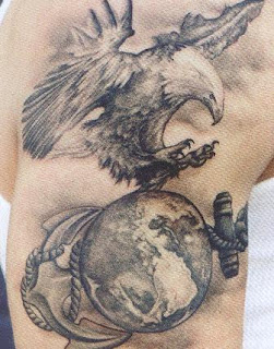 Tatuagens de águias no ombro preto