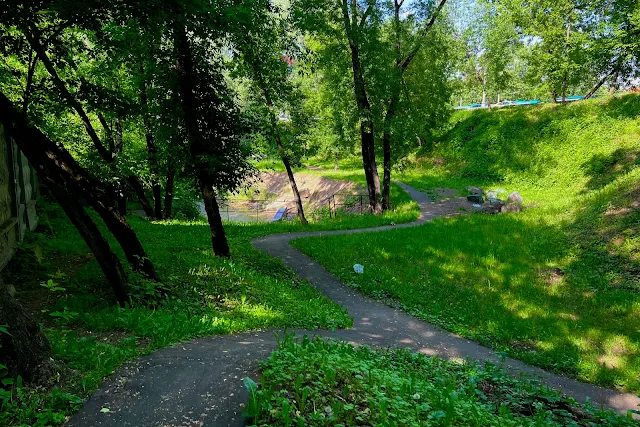 Варшавское шоссе, сквер «Яркий Нагорный» / Нагорный велосквер, река Котловка