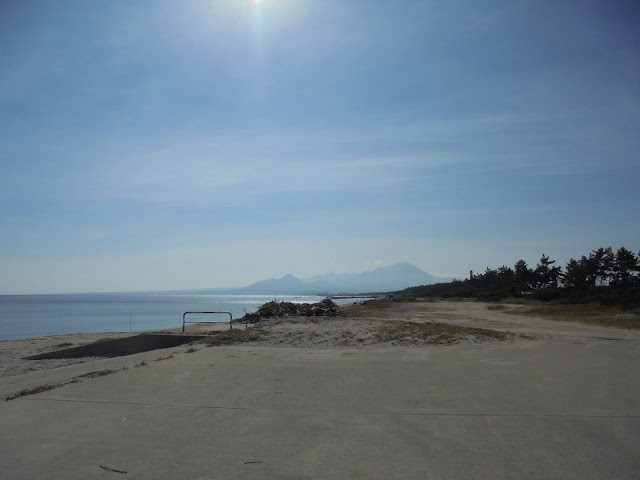 砂浜から孝霊山の眺め