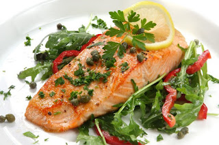 <img src="salmón-con-verduras.jpg" alt="este pescado es rico en omega 3 y las verduras aportan minerales esenciales"/> 