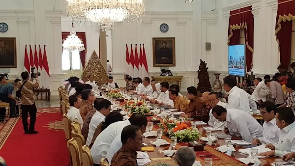 Jokowi Persilakan Menteri “Berantem” dalam Rapat, tapi Jangan Ribut di Luar