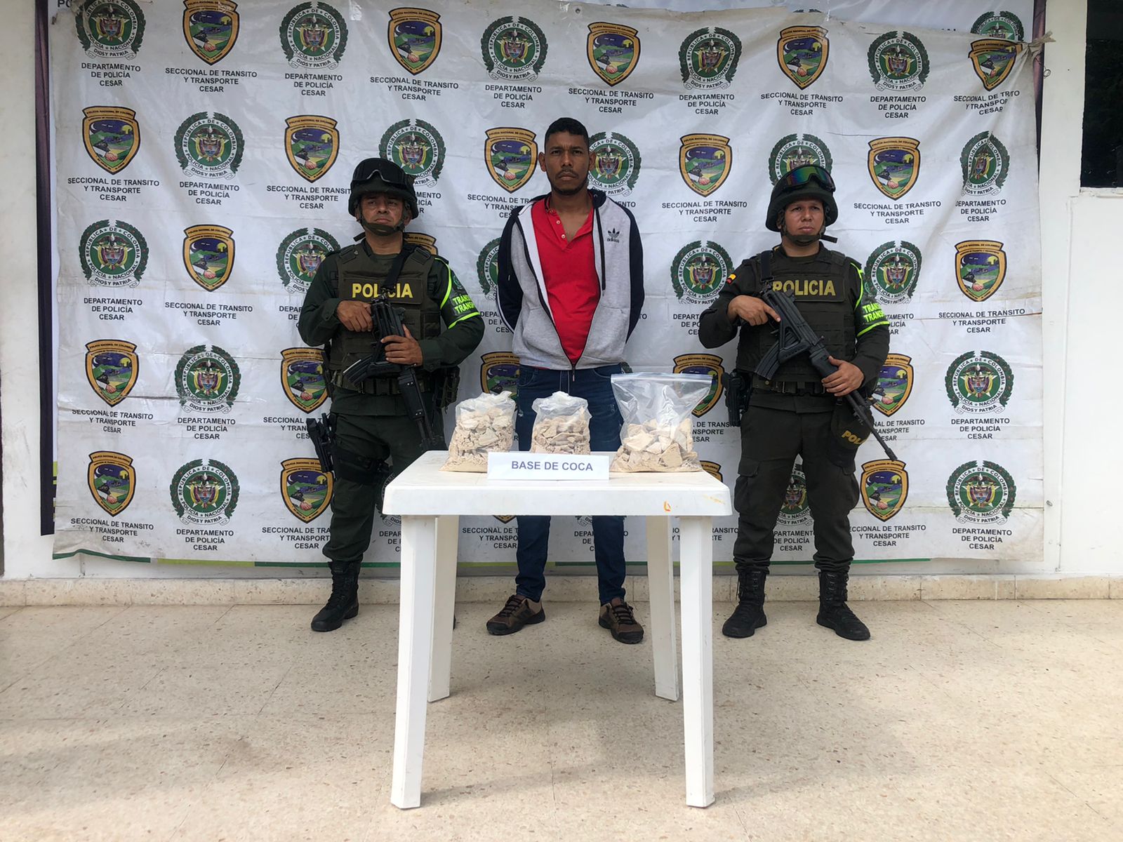 https://www.notasrosas.com/En la vía Agua Clara - Ocaña, Policía Cesar decomisa tres mil gramos de base de coca