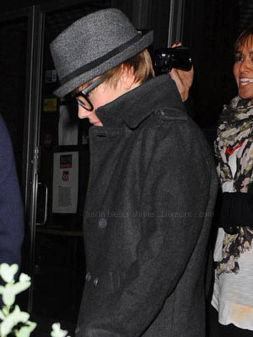 justin bieber abs rihanna. justin bieber glasses hat