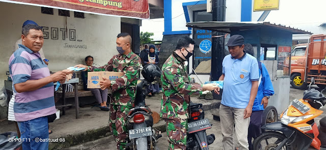 KodimKaranganyar - Danramil Tawangmangu Pimpin Langsung Pembagian Masker