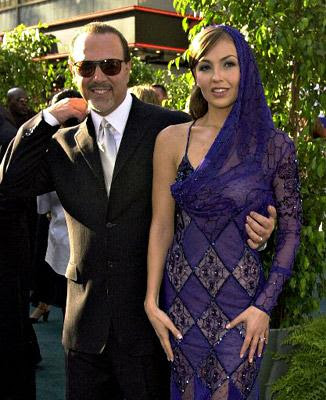 Tommy Mottola con lentes y Thalía