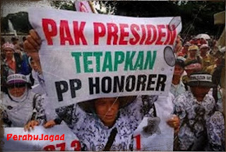 Aksi Guru Honorer Meminta Presiden Segera Tetapkan PP