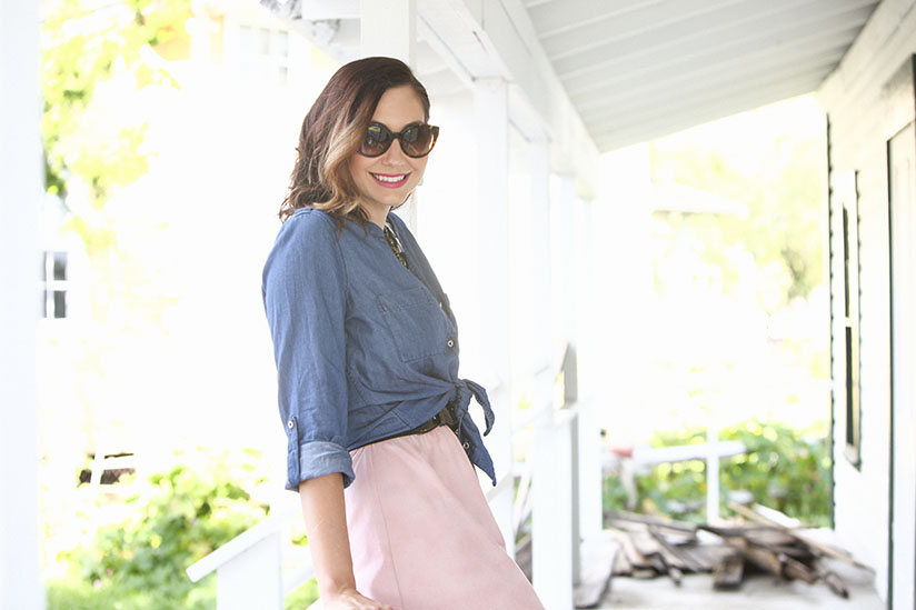 Fashion blogger Amy West wears a classic chambray top from Le Tote