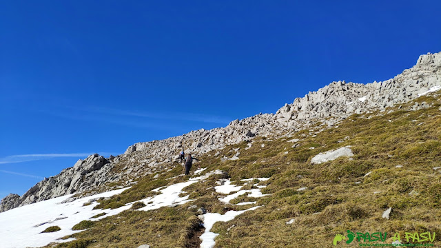 Llegando a la cima de la Peña del Viento