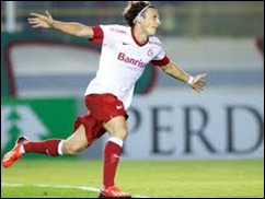 Diego Forlán convierte un gól olímpico al Fluminense