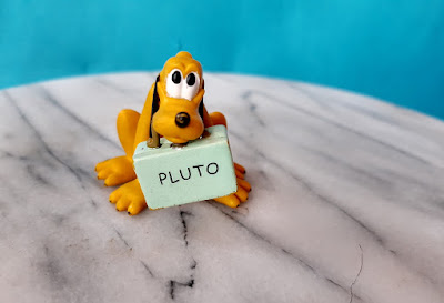 Miniatura de vinil de Pluto turista R$15,00