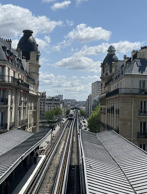 The train approaching Passy station on line 6.