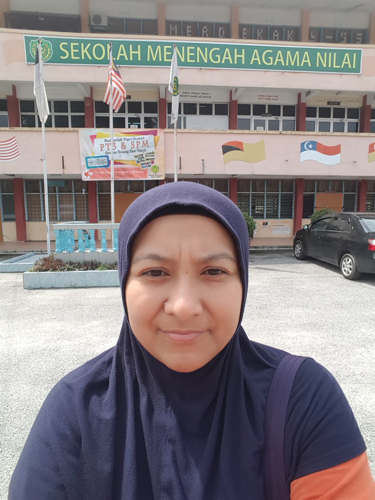 My Small World: Perjalanan Dania ke Sekolah Menengah